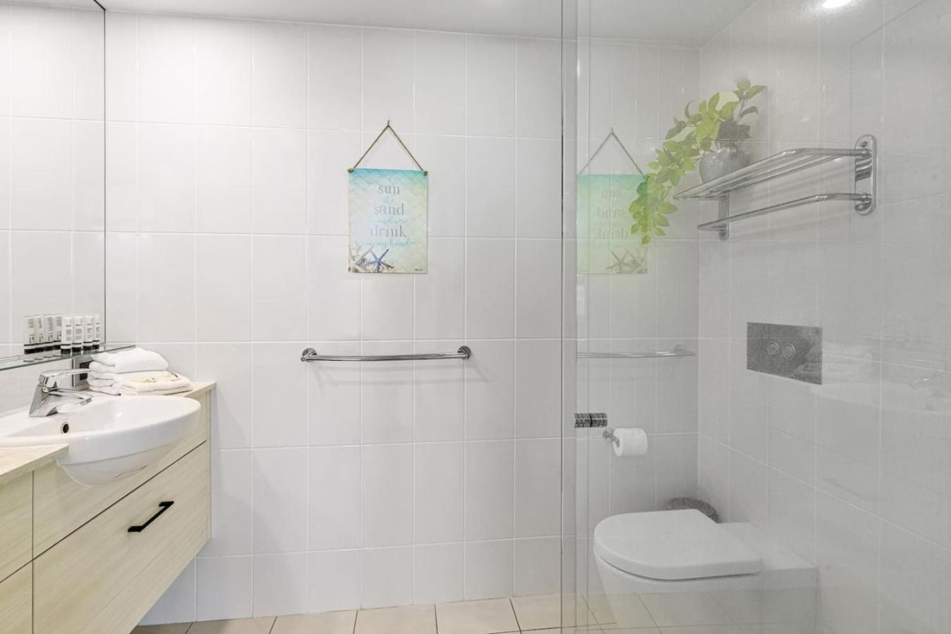 Lovely 1 Bed With Stunning Views Pool Apartment