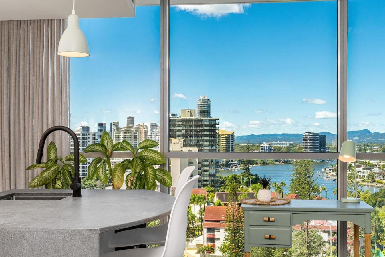 Lovely 1 Bed With Stunning Views Pool Apartment
